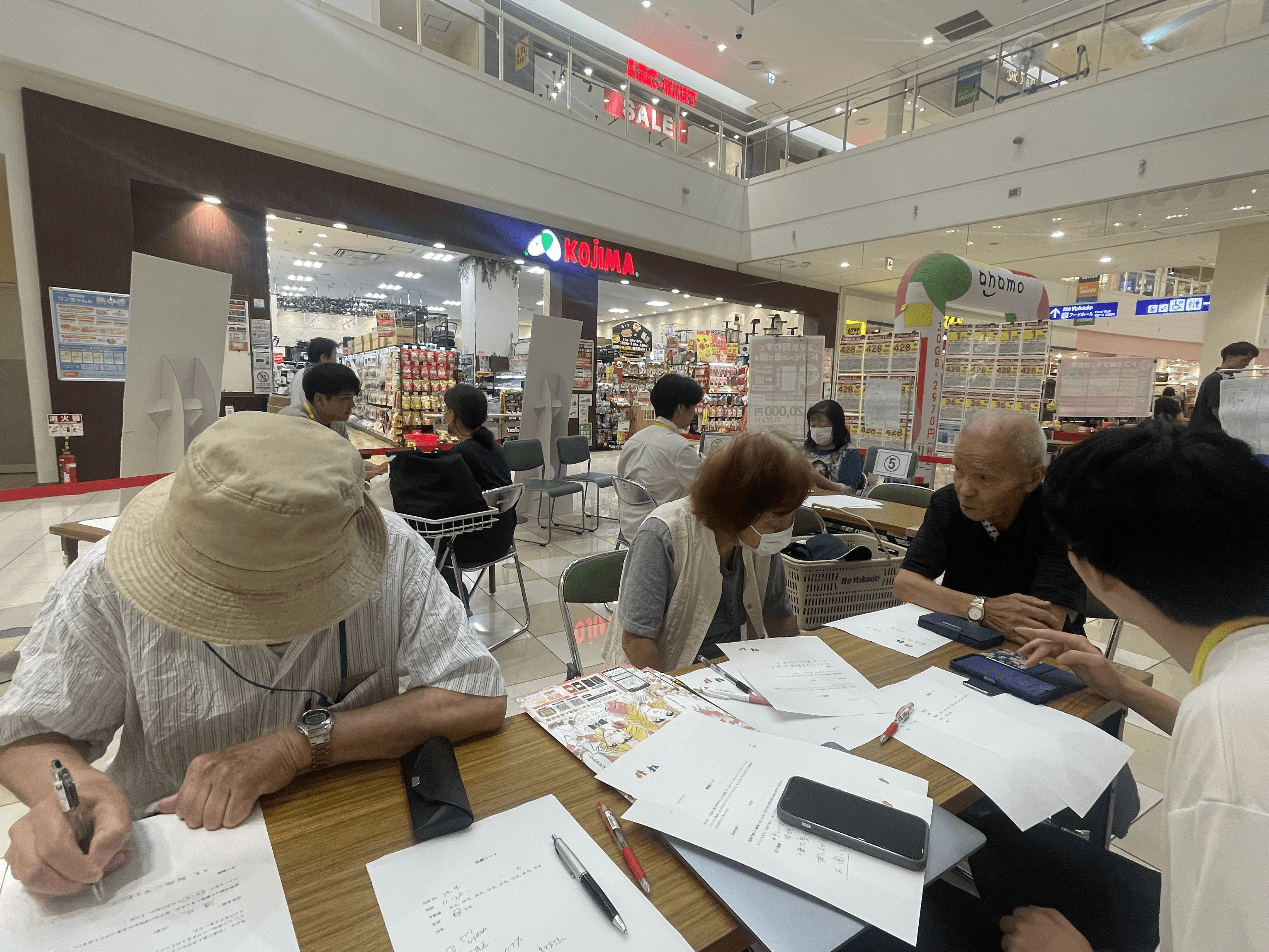 資料を使って操作を説明するスタッフ