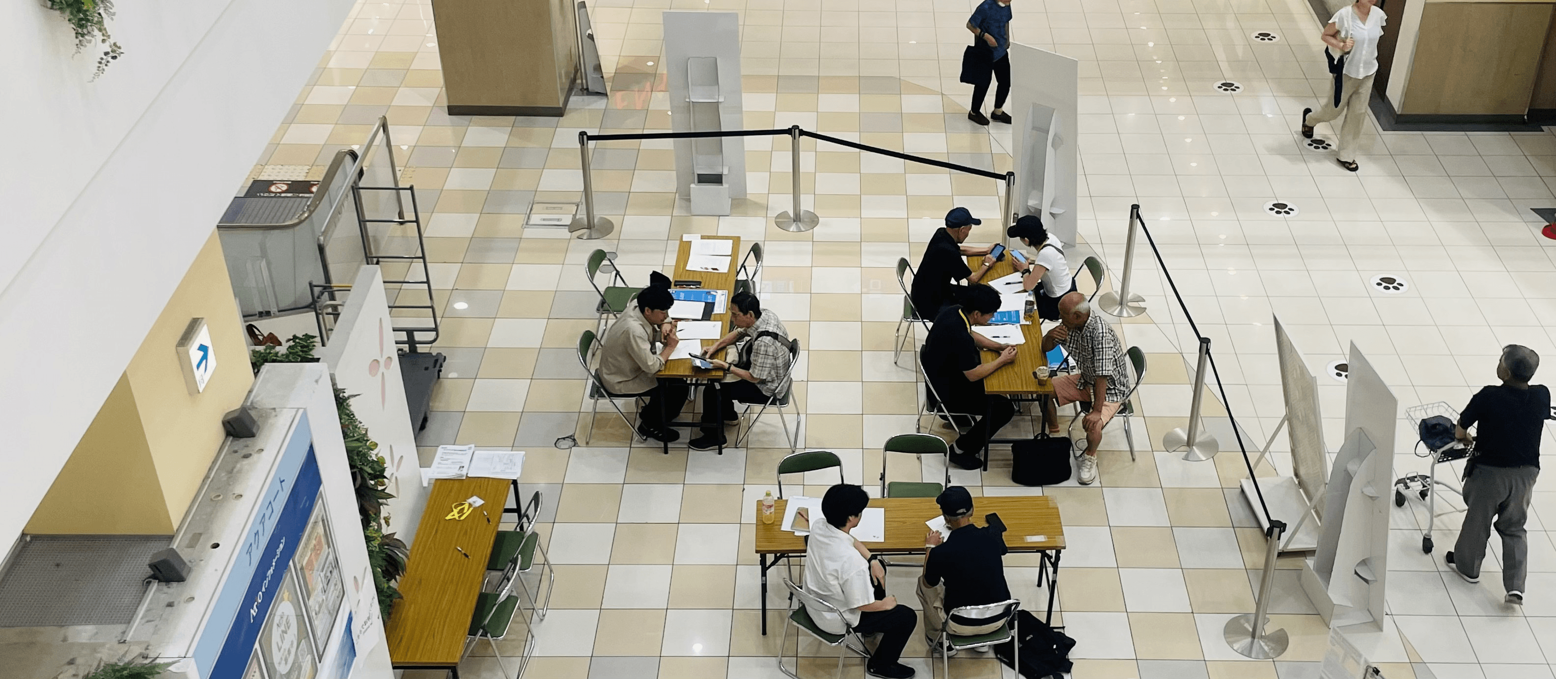 商業施設でスマホ相談に応じる学生スタッフ